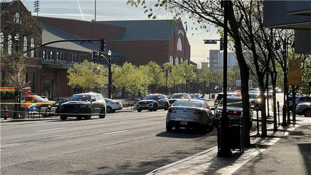 Polizisten in der Nähe des Tatorts: Bei einer Schusswaffenattacke im US-Bundesstaat Kentucky sind mehrere Menschen ums Leben gekommen.