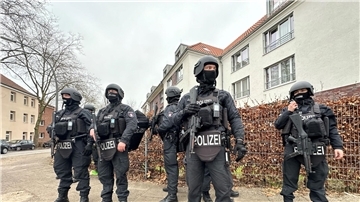 Polizisten in der Nähe des Tatorts in Hamburg-Billstedt.