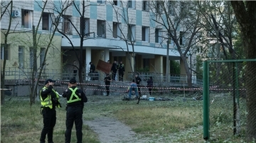 Polizisten in Kiew inspiziert ein Gebäude, das bei einem russischen Nachtangriff beschädigt wurde.