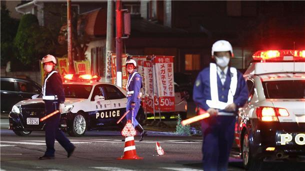 Japan: Menschen mit Gewehr und Messer attackiert - drei Tote Polizisten in Nakano in der Nähe eines Gebäudes, in dem sich der Täter Mann verschanzt hat.