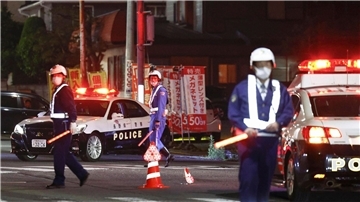 Polizisten in Nakano in der Nähe eines Gebäudes, in dem sich der Täter Mann verschanzt hat.