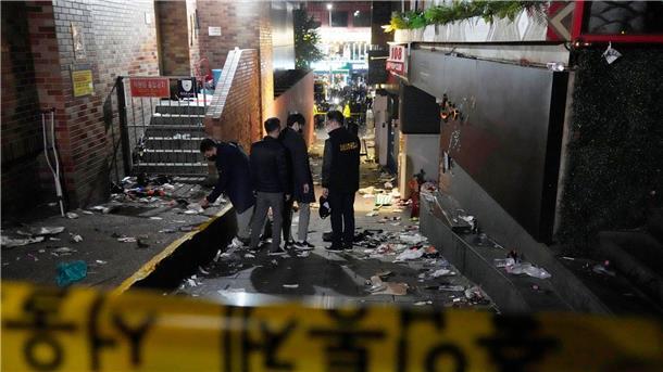 Massenpanik in Seoul - Mehr als 150 Tote Polizisten inspizieren den Schauplatz, an dem Menschen in Seoul bei Halloween-Feiern gestorben sind.