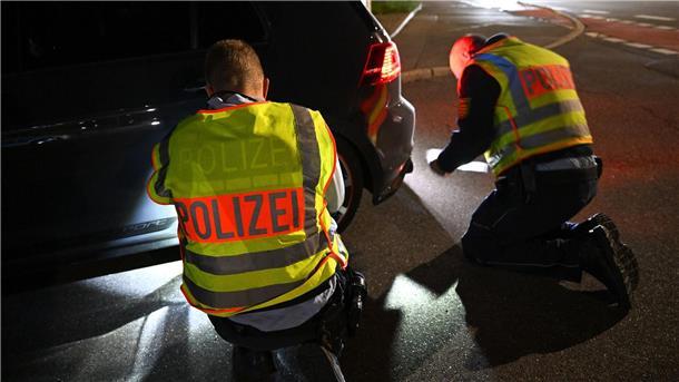 „Car-Freitag“: Polizei nimmt Autotuner und Raser ins Visier Polizisten kontrollieren einen getunten Volkswagen Golf, der von einer Verkehrskontrolle am sogenannten „Car-Freitag“ herausgezogen wurde.