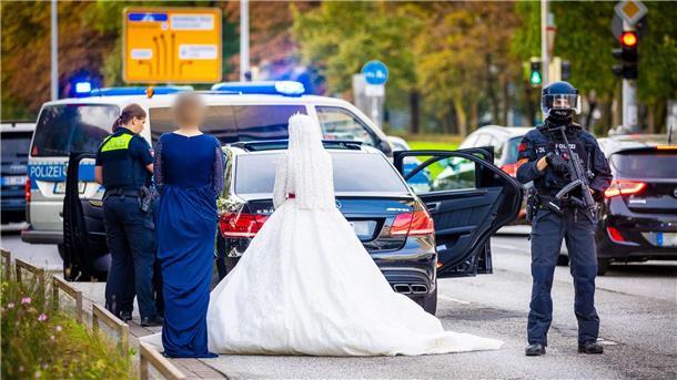 Schwerbewaffnete Polizisten durchsuchen Hochzeitskorso Polizisten kontrollieren Teilnehmer eines Hochzeitskorsos und ihre Fahrzeuge.