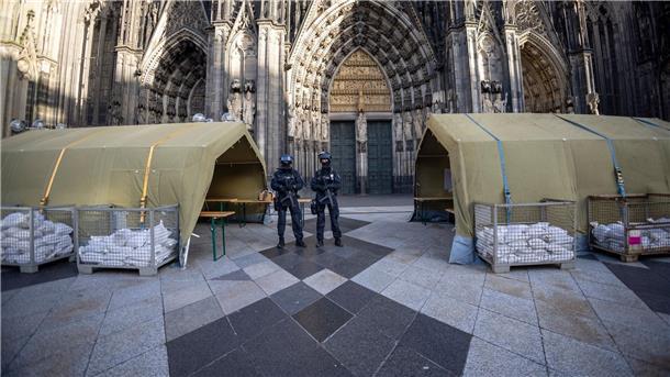 Weitere Verdächtige in Gewahrsam nach Kölner Terroralarm Polizisten mit Maschinenpistolen stehen vor dem Kölner Dom. Nach dem Terroralarm für das Gotteshaus sind drei weitere Verdächtige festgesetzt worden.
