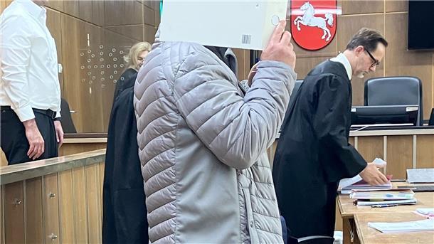 Angeklagte Polizisten sollen sich rassistisch geäußert haben Polizisten müssen sich wegen Diebstahls mit Waffen vor dem Landgericht Hannover verantworten.