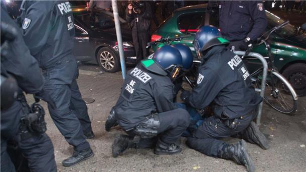 Polizisten nehmen einen Teilnehmer einer verbotenen Pro-Palästina-Demonstration in der Sonnenallee fest.