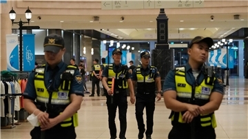 Polizisten patrouillieren am Tatort in der Nähe einer U-Bahn-Station in Seongnam.