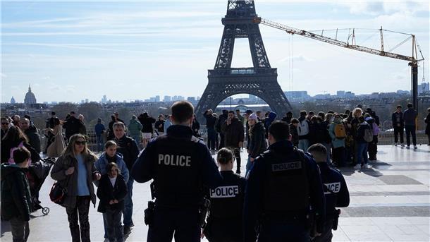 Polizisten patrouillieren auf dem Trocadero-Platz unweit des Eiffelturms.