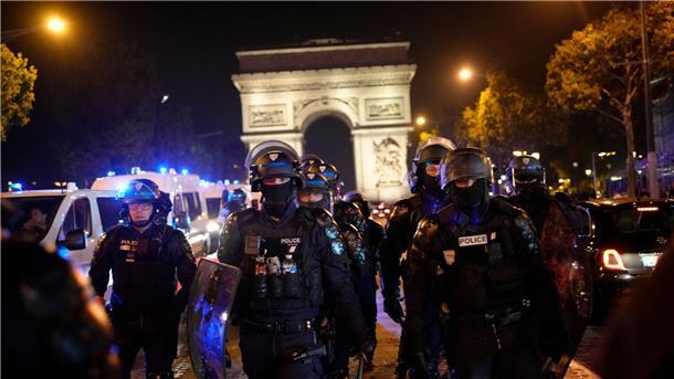 Welle der Gewalt in Frankreich ebbt langsam ab Polizisten patrouillieren vor dem Arc de Triomphe auf den Champs Élysées.