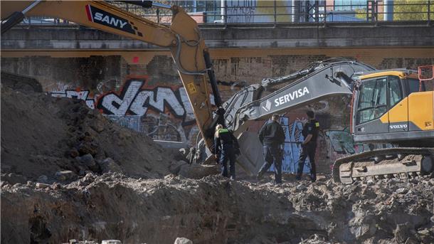 Polizisten schauen sich den Fundort einer Kriegsbombe in Berlin an.