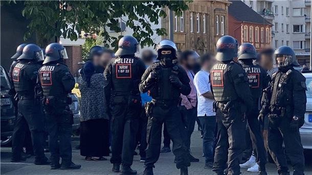 Castrop-Rauxel: Macheten und Schusswaffe sichergestellt Polizisten schirmen nach der Massenschlägerei am Donnerstag eine Personengruppe ab. In der darauffolgenden Nacht versammelte sich erneut eine größere Gruppe von Menschen in der Innenstadt von Castrop-Rauxel.