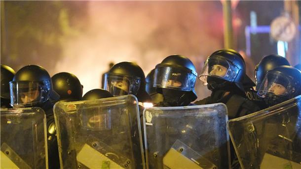 „Tag X“-Demo bleibt verboten - Lage zunächst ruhig Polizisten schützen sich.