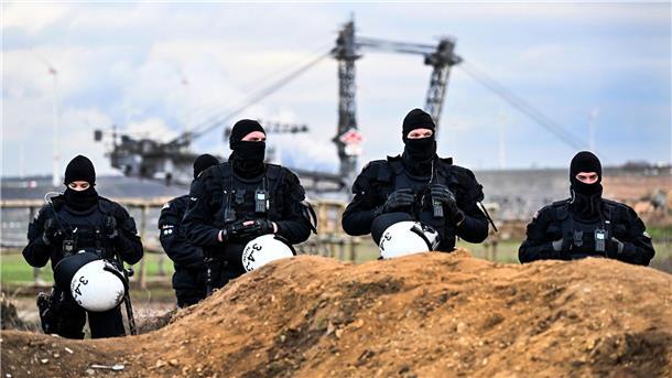 Lützerath-Räumung: Überwiegend friedlicher Protest an Tag 1 Polizisten sichern das Gelände beim Braunkohletagebau Garzweiler II.