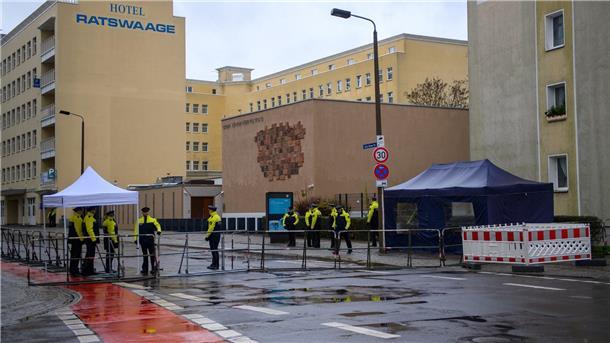 Polizisten sichern das Gelände um die Neue Synagoge in Magdeburg.