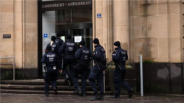 Polizisten bewachen Prozess um Schießerei Polizisten sichern das Gerichtsgebäude in Duisburg.