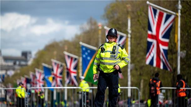 Tradition, Party und Protest: Charles und Camilla gekrönt Polizisten sichern die Straße vor dem Buckingham Palace.