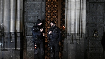 Polizisten sichern einen Eingang zum Kölner Dom.