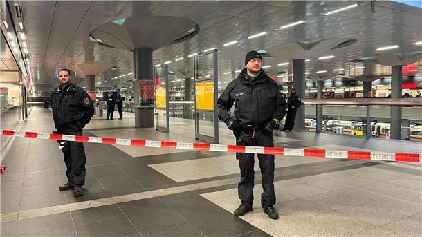 Polizei schießt auf mutmaßliche Ladendiebin Polizisten sichern einen Teil des Berliner Hauptbahnhofs ab.