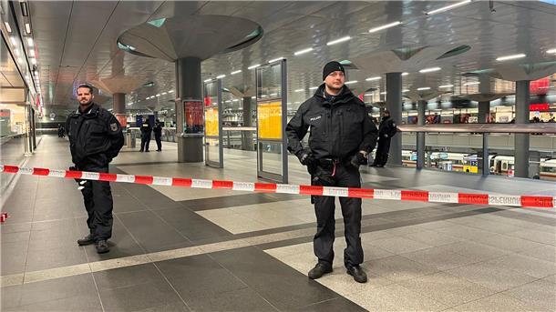 Polizei schießt auf mutmaßliche Ladendiebin Polizisten sicherten am Samstag einen Teil des Berliner Hauptbahnhofs.