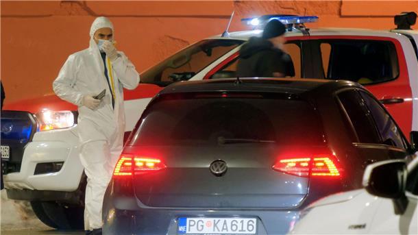 Mann in Montenegro erschießt mindestens zehn Menschen Polizisten sind am Tatort im Einsatz.