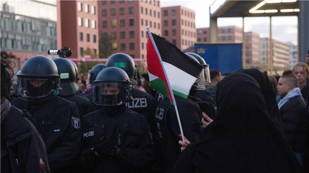 Jurist: Verbote von Pro-Palästina-Demos problematisch Polizisten sind am vergangenen Sonntag bei einer verbotenen Pro-Palästina-Demonstration am Potsdamer Platz in Berlin im Einsatz.
