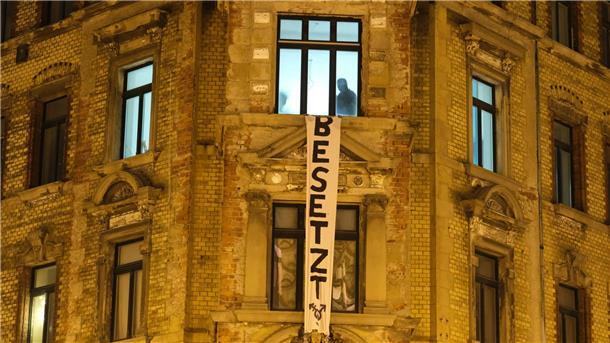 Bilder des Tages Polizisten sind in einem leerstehenden Haus im Leipziger Osten, an dessen Fassade ein Transparent mit der Aufschrift „Besetzt“ häng