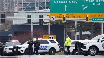 Polizisten sperren den Eingang zur Rainbow Bridge im Bundesstaat New York.