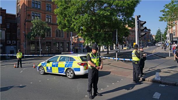 Polizisten sperren eine Kreuzung im Zentrum der englischen Stadt Nottingham.