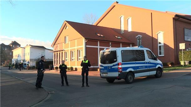 Zwei Menschen nach Schüssen nahe Osnabrück in Lebensgefahr Polizisten sperren in Bramsche die Straße ab, nachdem zwei Menschen von Schüssen verletzt worden waren.