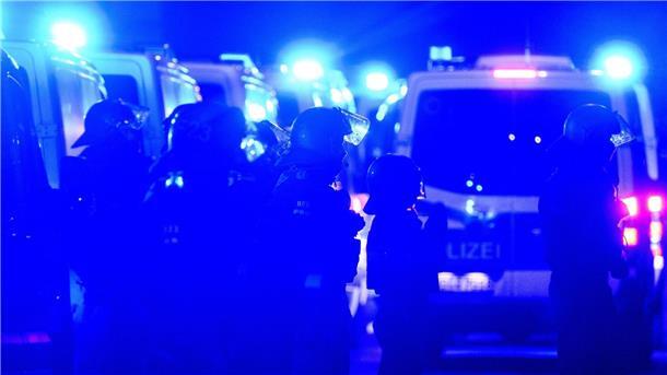 Polizisten stehen am Abend des 78. Jahrestages der Zerstörung Dresdens im Zweiten Weltkrieg zwischen Gegendemonstranten und einem Zug von Montagsdemonstranten in der Innenstadt.