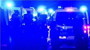 Polizisten stehen am Abend des 78. Jahrestages der Zerstörung Dresdens im Zweiten Weltkrieg zwischen Gegendemonstranten und einem Zug von Montagsdemonstranten in der Innenstadt.