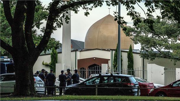 Terror von Christchurch: Amtliche Untersuchung startet Polizisten stehen am Tag nach der Tat vor einer der beiden Moscheen in Christchurch, wo ein Rechtsextremer 51 Menschen erschoss und 50 weitere verletzte.
