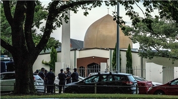 Polizisten stehen am Tag nach der Tat vor einer der beiden Moscheen in Christchurch, wo ein Rechtsextremer 51 Menschen erschoss und 50 weitere verletzte.