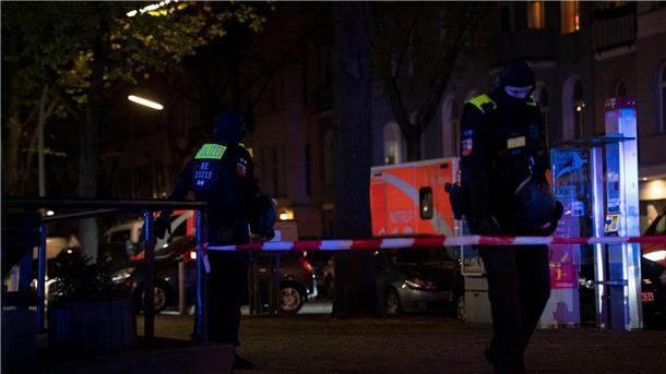 Geisel neun Stunden gefangen - Täter erschießt sich Polizisten stehen an der Keithstraße hinter Absperrband.