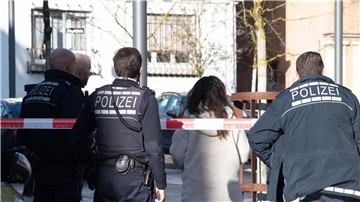 Polizisten stehen an einem abgesperrten Bereich in Albstadt-Ebingen.