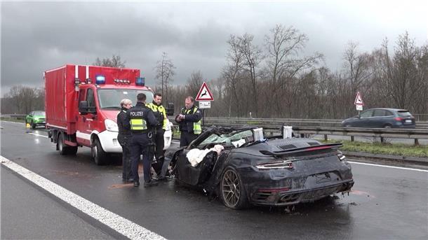 Mehrere Unfälle auf A3: Vier Tote Polizisten stehen an einem Autowrack auf der A3: Vier Menschen sind hier ums Leben gekommen.