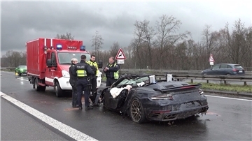 Polizisten stehen an einem Autowrack auf der A3: Vier Menschen sind hier ums Leben gekommen.