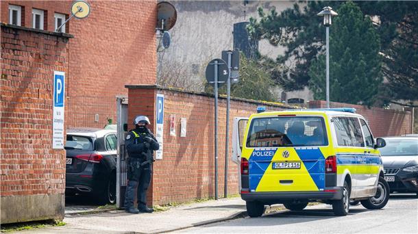 Großes Polizeiaufgebot am Amtsgericht Verden Polizisten stehen an einem Eingang zum Amtsgericht.