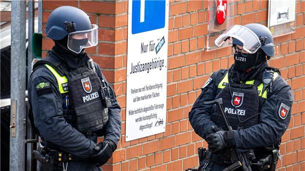 Festnahme früherer RAF-Terroristin: LKA informiert Polizisten stehen an einem Eingang zum Amtsgericht.