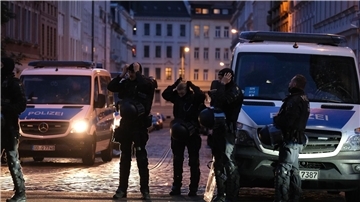 Polizisten stehen an einer Kreuzung im Stadtteil Connewitz.