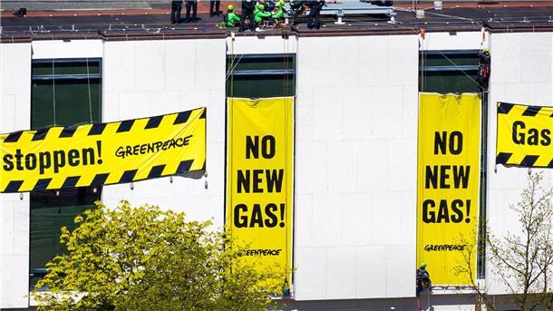 CDU-Chef bringt nach Protest neue Bannmeile ins Spiel Polizisten stehen auf dem Dach des niedersächsischen Landtags neben Aktivisten von Greenpeace.