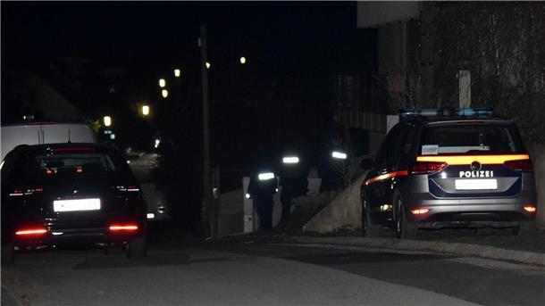 Polizisten stehen auf einer Straße in Österreich.