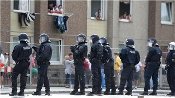 Polizisten stehen im Juni 2020 vor einem unter Quarantäne gestellten Wohngebäude in der Göttinger Innenstadt.