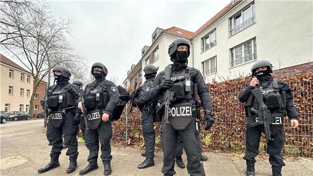 Polizisten stehen in der nähe des Tatorts in Billstedt, an dem zwei Männer durch einen Messerangriff tödlich verletzt worden sind.