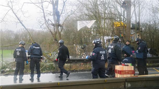 Polizisten stehen vor Baumhäuser im Protestcamp „Tümpeltown“ am Südschnellweg.