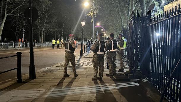 Polizisten stehen vor dem Buckingham-Palast in London, wo kurz zuvor ein Mann festgenommen wurde.