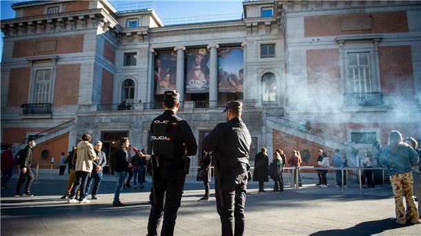 Klima-Aktivisten blockieren Privatjets in Amsterdam Polizisten stehen vor dem Prado-Museum in Madrid.
