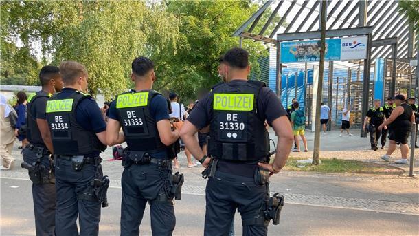 Hoher Krankenstand nach Randale: Columbiabad geschlossen Polizisten stehen vor dem Eingang des Sommerbads in Neukölln.