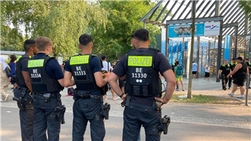 Polizisten stehen vor dem Eingang des Sommerbads in Neukölln.
